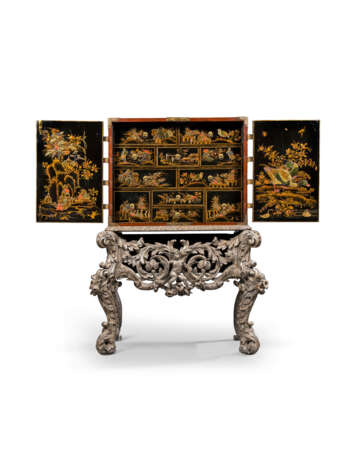 A WILLIAM AND MARY BRASS-MOUNTED BLACK, GILT AND POLYCHROME-JAPANNED CABINET ON A SILVERED STAND - photo 2