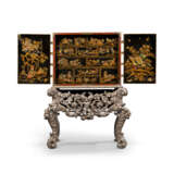 A WILLIAM AND MARY BRASS-MOUNTED BLACK, GILT AND POLYCHROME-JAPANNED CABINET ON A SILVERED STAND - Foto 2