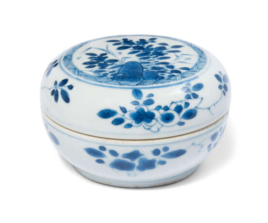 A CHINESE BLUE AND WHITE CIRCULAR BOX AND COVER - Foto 1