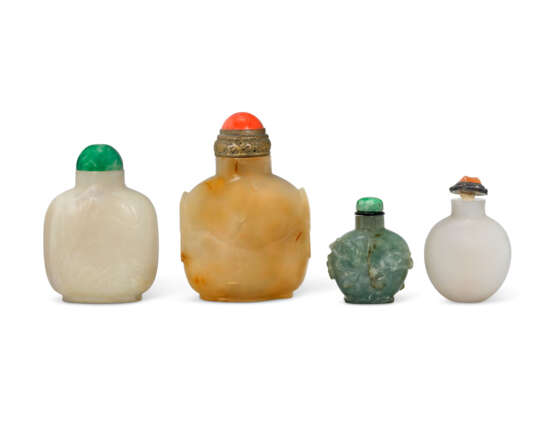 A GROUP OF FOUR CHINESE JADE, JADEITE AND AGATE SNUFF BOTTLES  - photo 2