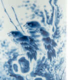 A CHINESE BLUE AND WHITE 'BIRD AND ROCK' BRUSH POT, BITONG - фото 4