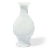 A SMALL CHINESE WHITE-GLAZED AND INCISED PEAR-SHAPED VASE, YUHUCHUNPING - фото 1
