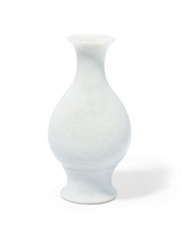 A SMALL CHINESE WHITE-GLAZED AND INCISED PEAR-SHAPED VASE, YUHUCHUNPING - photo 1