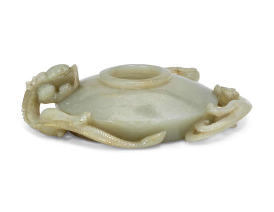 A CHINESE GREENISH-WHITE JADE 'DRAGON AND CHILONG' WATER POT - Foto 1