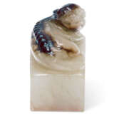 A SMALL CHINESE WHITE AND RUSSET JADE SEAL - фото 2