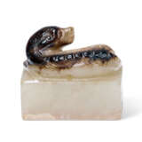 A SMALL CHINESE WHITE AND RUSSET JADE SEAL - Foto 3