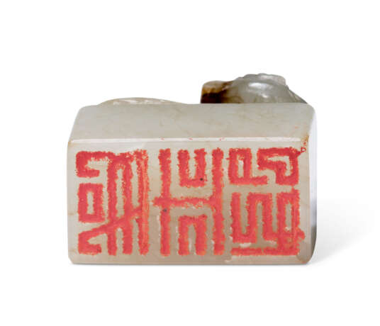 A SMALL CHINESE WHITE AND RUSSET JADE SEAL - фото 4