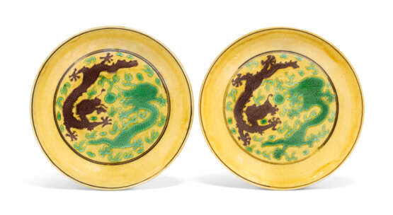 A PAIR OF CHINESE GREEN AND AUBERGINE-ENAMELLED YELLOW-GROUND 'DRAGON' DISHES - Foto 1