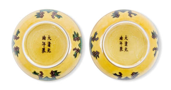 A PAIR OF CHINESE GREEN AND AUBERGINE-ENAMELLED YELLOW-GROUND 'DRAGON' DISHES - фото 2