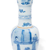 A CHINESE BLUE AND WHITE BOTTLE VASE - photo 1