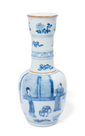 A CHINESE BLUE AND WHITE BOTTLE VASE - Foto 1