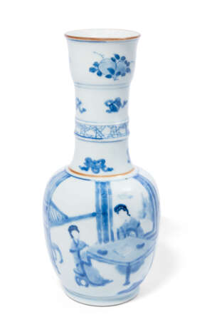 A CHINESE BLUE AND WHITE BOTTLE VASE - фото 2
