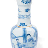 A CHINESE BLUE AND WHITE BOTTLE VASE - фото 2