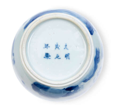A CHINESE BLUE AND WHITE BOTTLE VASE - фото 3