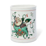 A CHINESE FAMILLE VERTE BRUSHPOT - Foto 1