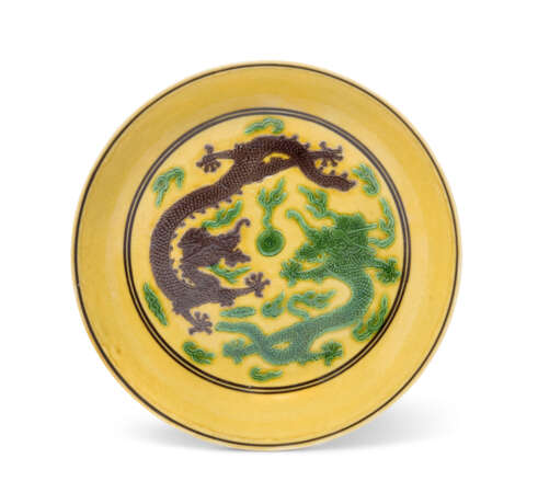 A CHINESE GREEN AND AUBERGINE-DECORATED YELLOW-GROUND 'DRAGON' DISH - фото 1
