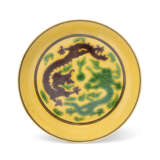 A CHINESE GREEN AND AUBERGINE-DECORATED YELLOW-GROUND 'DRAGON' DISH - Foto 1