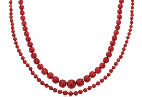 GROUP OF CORAL BEAD NECKLACES - фото 1