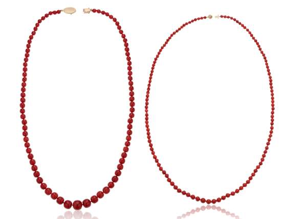 GROUP OF CORAL BEAD NECKLACES - фото 3