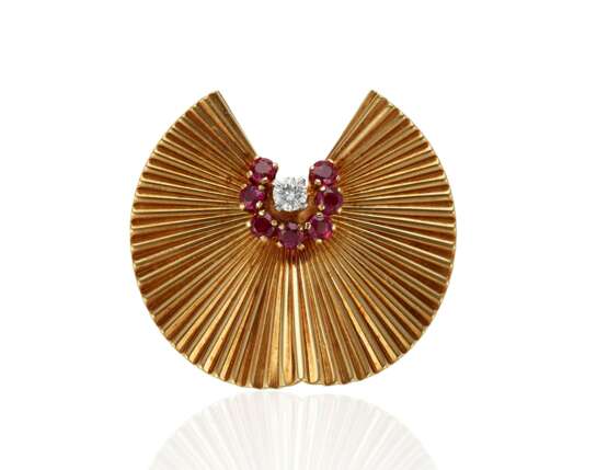 Cartier. CARTIER GOLD, RUBY AND DIAMOND CLIP-BROOCH - Foto 1