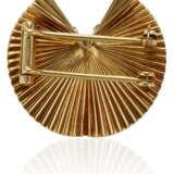 Cartier. CARTIER GOLD, RUBY AND DIAMOND CLIP-BROOCH - Foto 2