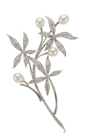CULTURED PEARL AND DIAMOND FLOWER BROOCH - фото 1