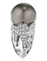 GRAFF CULTURED PEARL AND DIAMOND RING
