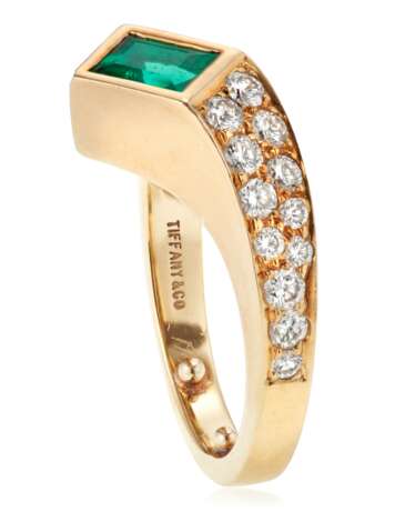 Tiffany & Co.. TIFFANY & CO. EMERALD AND DIAMOND RING - Foto 2