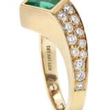Tiffany & Co.. TIFFANY & CO. EMERALD AND DIAMOND RING - photo 2