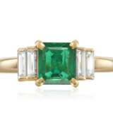 Cartier. CARTIER EMERALD AND DIAMOND RING - фото 1