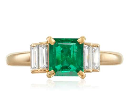 Cartier. CARTIER EMERALD AND DIAMOND RING - фото 1