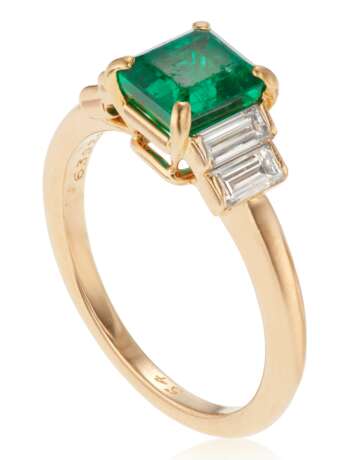 Cartier. CARTIER EMERALD AND DIAMOND RING - фото 2