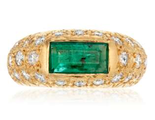 EMERALD AND DIAMOND RING