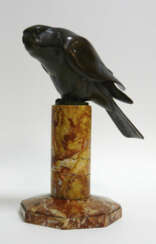 Bronzefigur eines Greifvogels in Lauerstellung