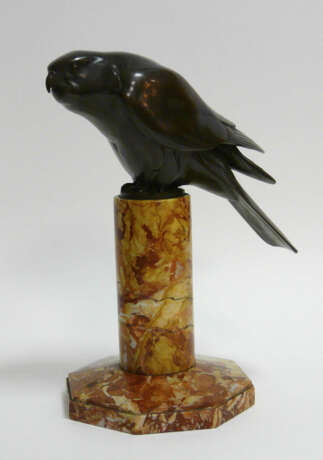 Bronzefigur eines Greifvogels in Lauerstellung - Foto 2