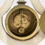 A FRENCH ORMOLU-MOUNTED WHITE MARBLE LYRE CLOCK - Foto 2