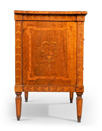 A NORTH ITALIAN WALNUT, TULIPWOOD AND FRUITWOOD MARQUETRY COMMODE - Foto 2
