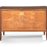 A NORTH ITALIAN WALNUT, TULIPWOOD AND FRUITWOOD MARQUETRY COMMODE - Foto 3