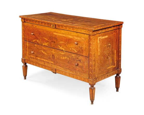 A NORTH ITALIAN WALNUT, TULIPWOOD AND FRUITWOOD MARQUETRY COMMODE - Foto 4