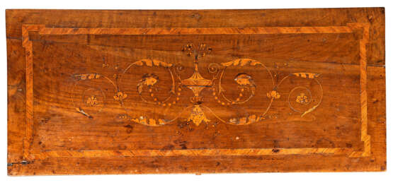 A NORTH ITALIAN WALNUT, TULIPWOOD AND FRUITWOOD MARQUETRY COMMODE - Foto 5