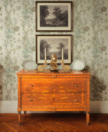 A NORTH ITALIAN WALNUT, TULIPWOOD AND FRUITWOOD MARQUETRY COMMODE - Foto 6