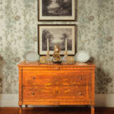 A NORTH ITALIAN WALNUT, TULIPWOOD AND FRUITWOOD MARQUETRY COMMODE - Foto 6