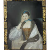 A PAIR OF CHINESE EXPORT REVERSE-GLASS PAINTINGS OF EUROPEAN LADIES - фото 2