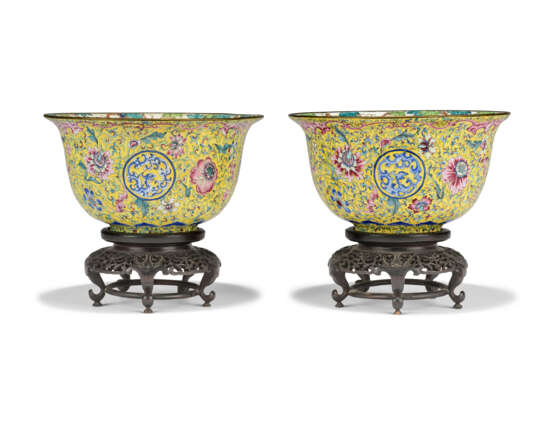 A PAIR OF CHINESE PAINTED ENAMEL DEEP BOWLS - photo 1