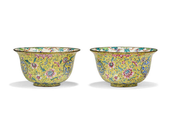 A PAIR OF CHINESE PAINTED ENAMEL DEEP BOWLS - photo 2
