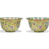 A PAIR OF CHINESE PAINTED ENAMEL DEEP BOWLS - фото 2