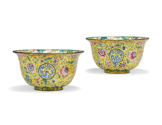 A PAIR OF CHINESE PAINTED ENAMEL DEEP BOWLS - photo 3