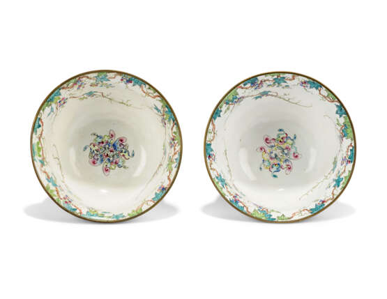 A PAIR OF CHINESE PAINTED ENAMEL DEEP BOWLS - фото 4