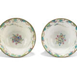 A PAIR OF CHINESE PAINTED ENAMEL DEEP BOWLS - Foto 4