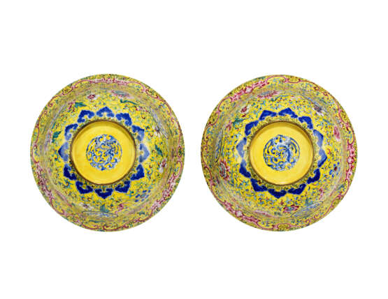 A PAIR OF CHINESE PAINTED ENAMEL DEEP BOWLS - Foto 5